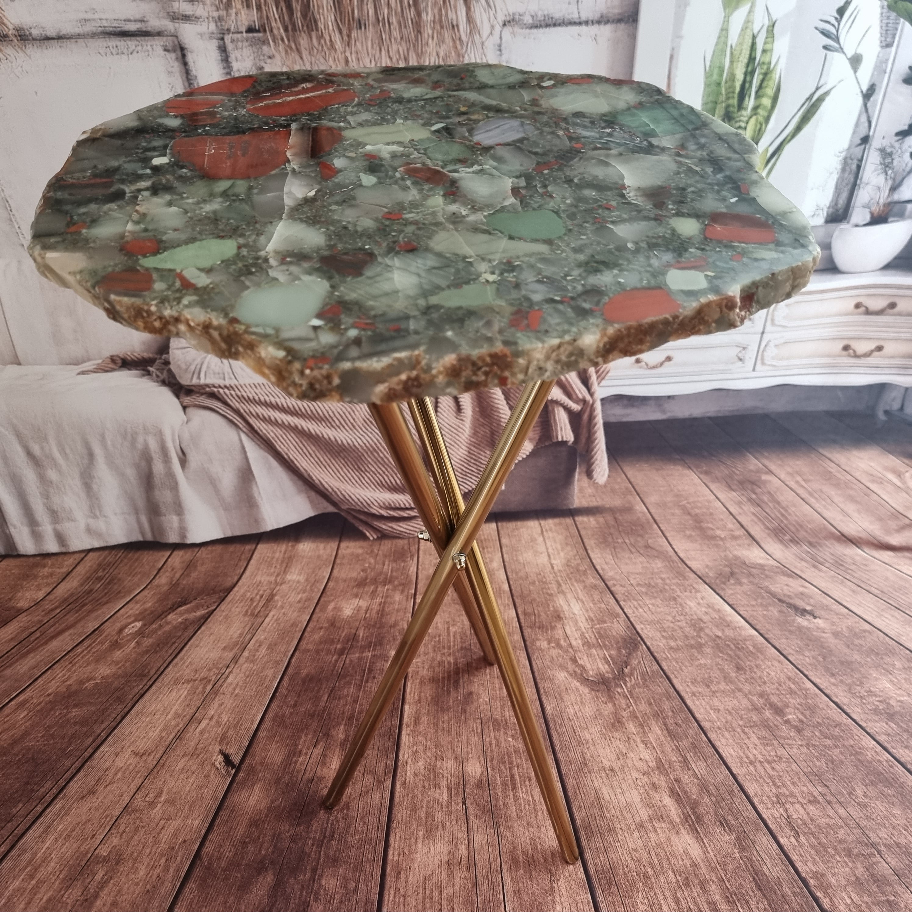 Mesa Lateral de Cristal Pedra do Sangue | Base Tripé Preta | Altura de 60 cm - Peça Artesanal BR Crystals
