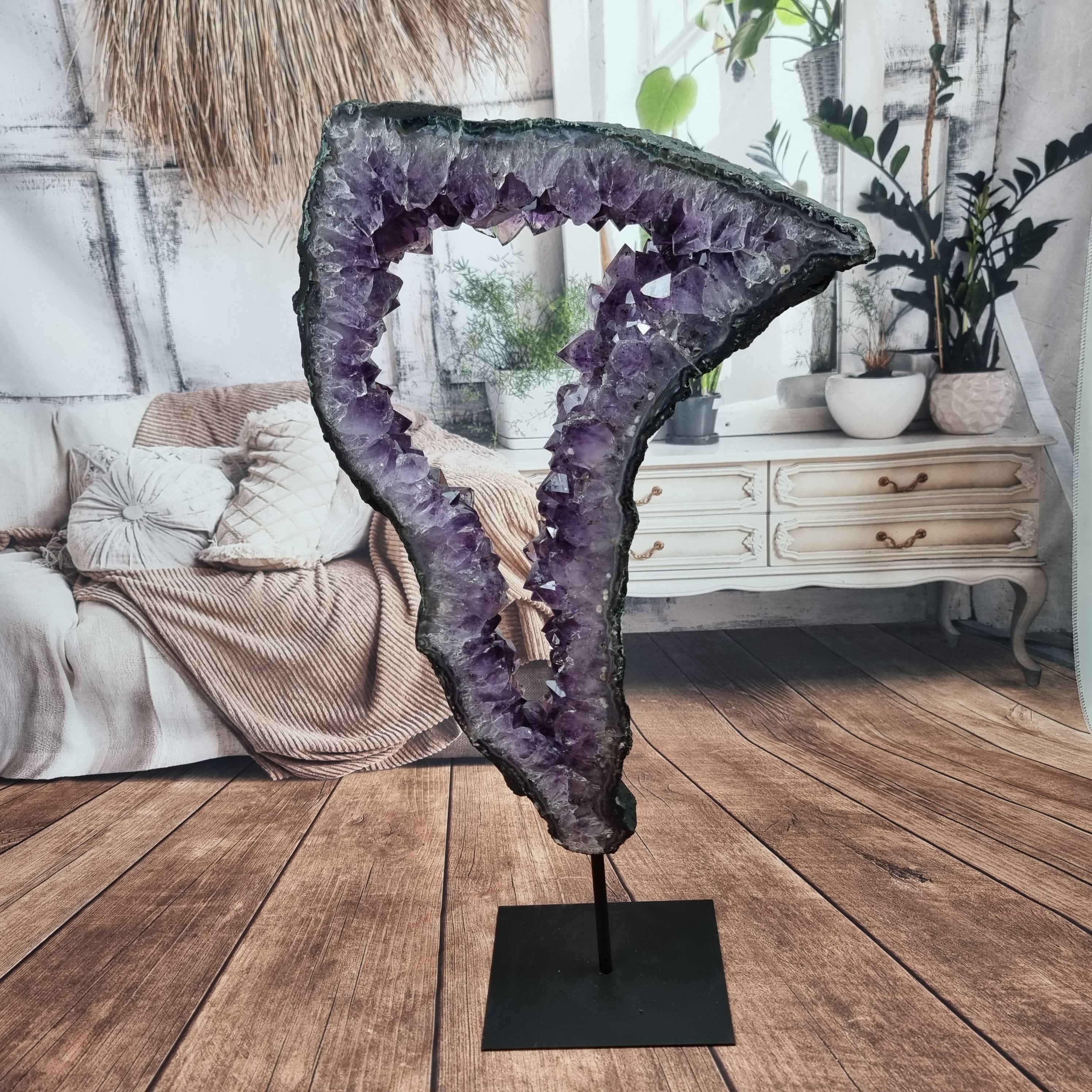 Argola de Ametista com Cristais Roxos | Base de ferro Preta | Peso 4,38 kgs, Altura 52 cm | Energia, Beleza e Sofisticação