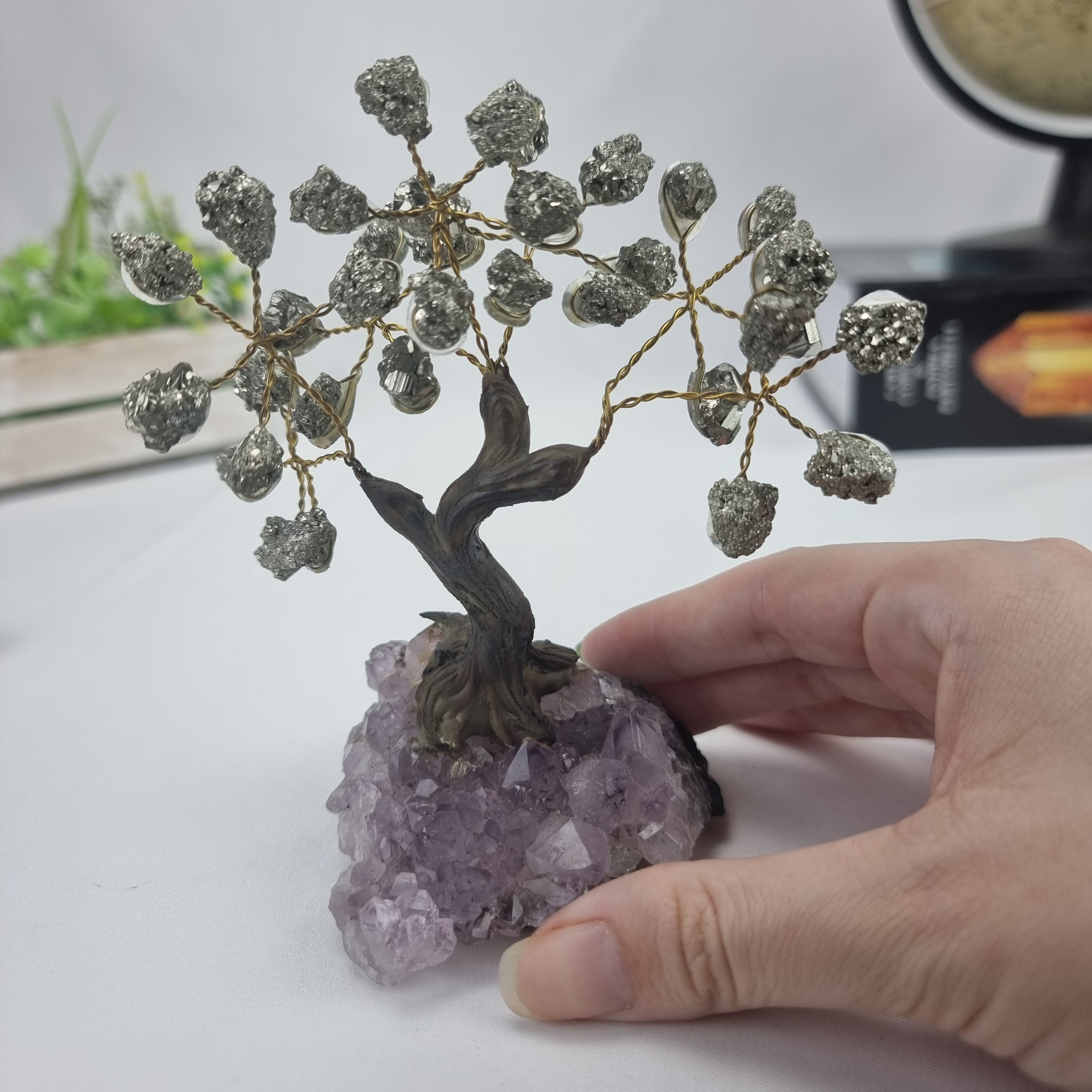 Árvore de PIRITA Natural | 60 Pedras, 12 galhos | Base de Ametista com 15 cm altura - Peça Artesanal BR Crystals
