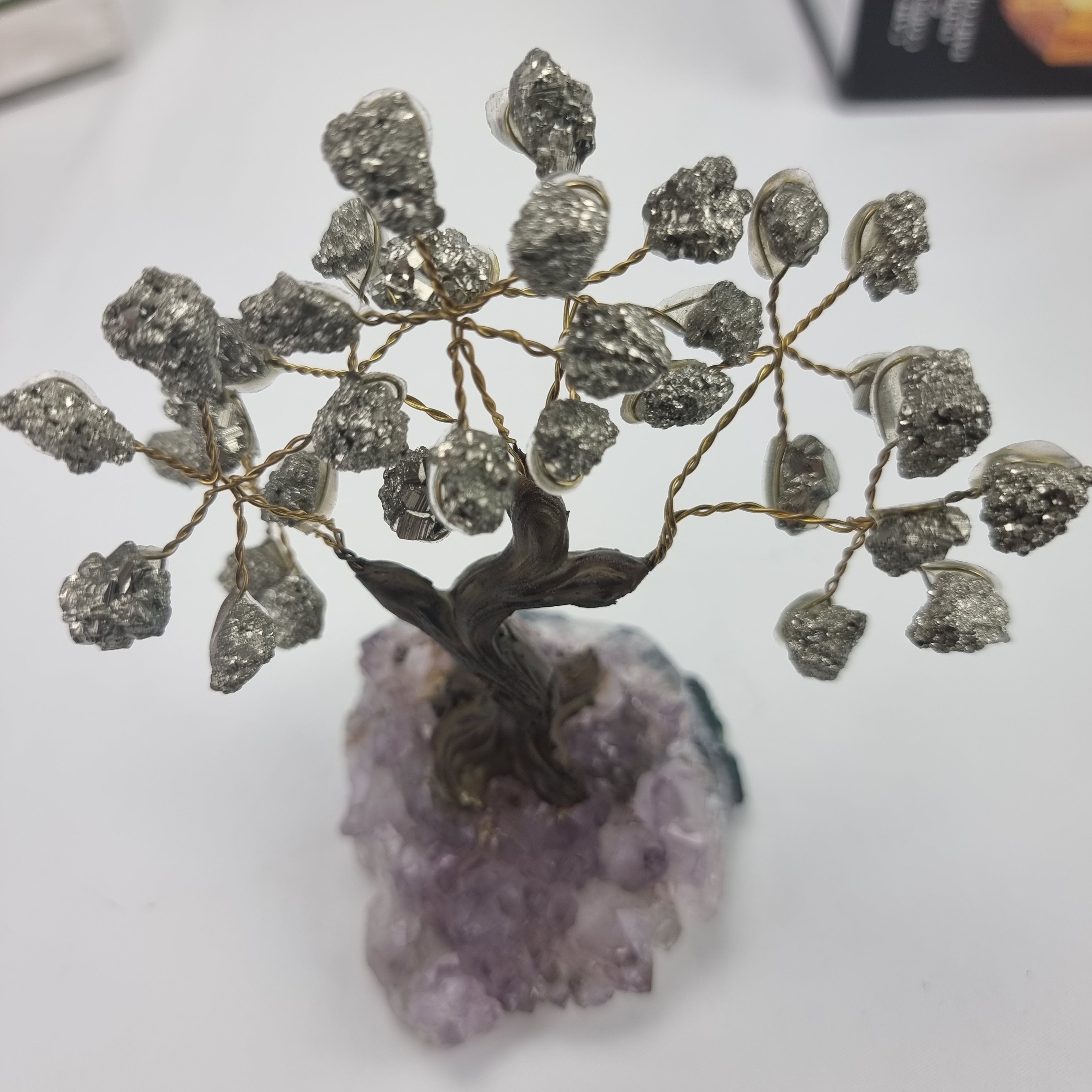 Árvore de PIRITA Natural | 60 Pedras, 12 galhos | Base de Ametista com 15 cm altura - Peça Artesanal BR Crystals