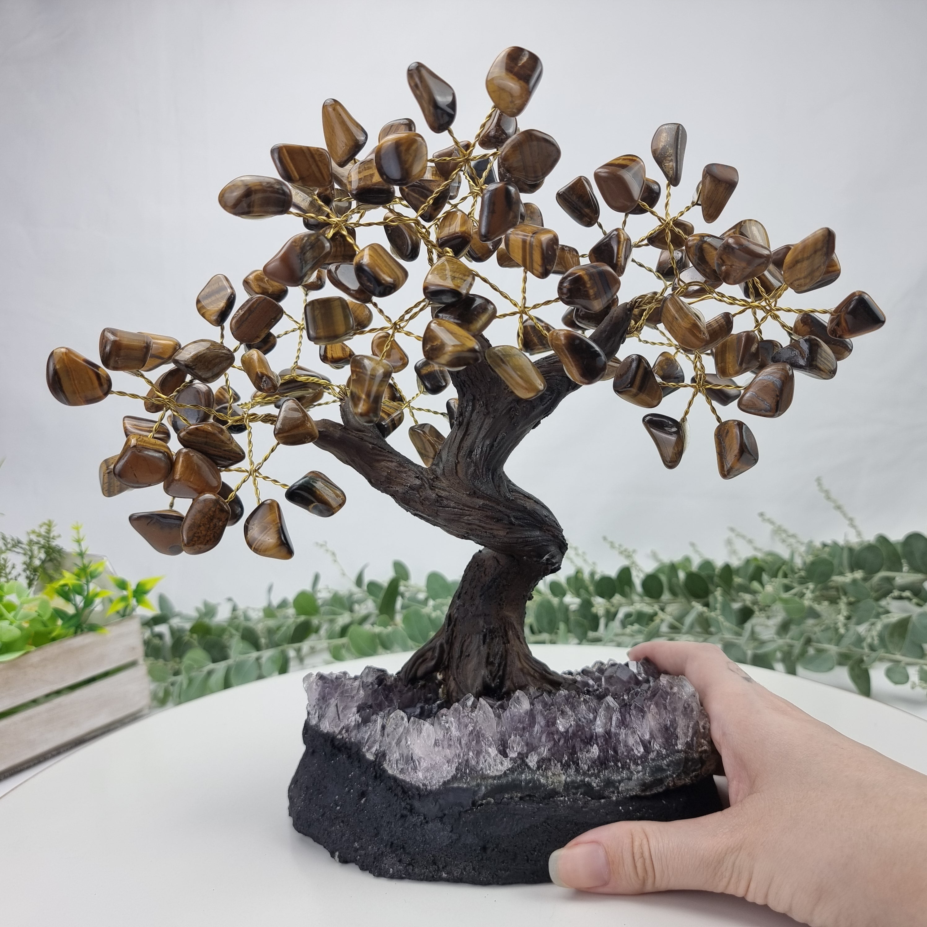 Árvore de OLHO DE TIGRE Natural | 120 Pedras, 24 galhos | Base de Ametista com 20 cm altura - Peça Artesanal BR Crystals