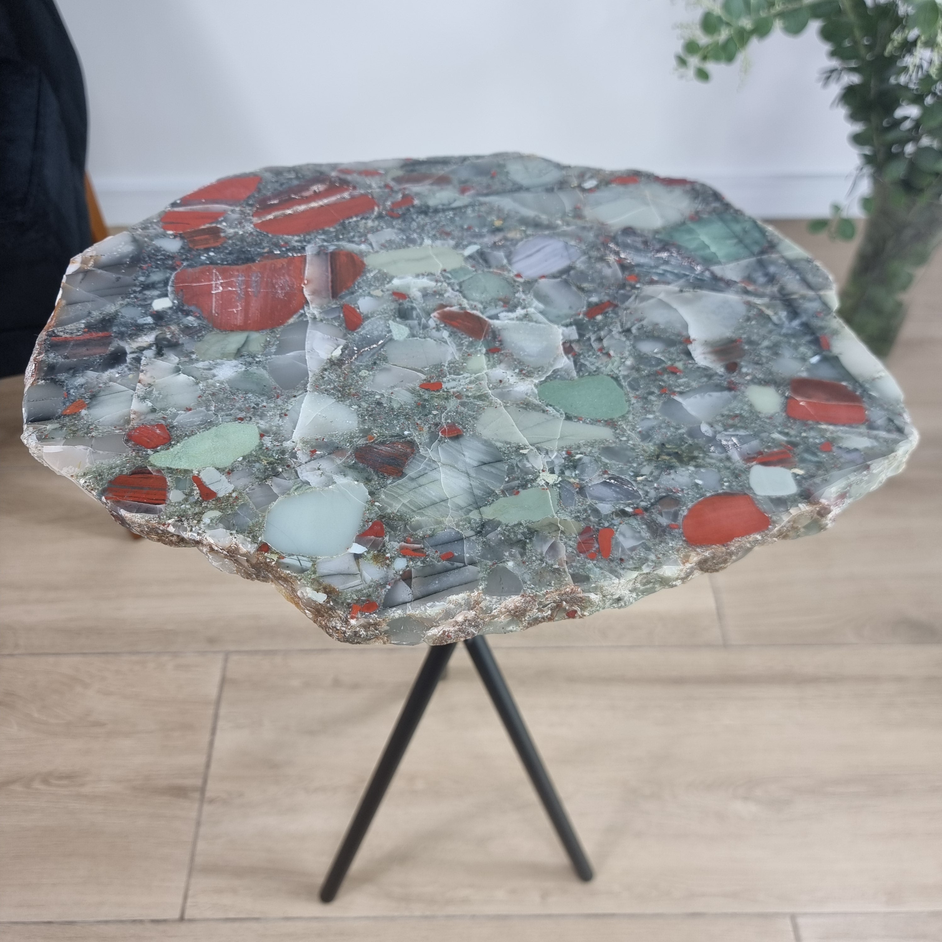 Mesa Lateral de Cristal Pedra do Sangue | Base Tripé Preta | Altura de 60 cm - Peça Artesanal BR Crystals