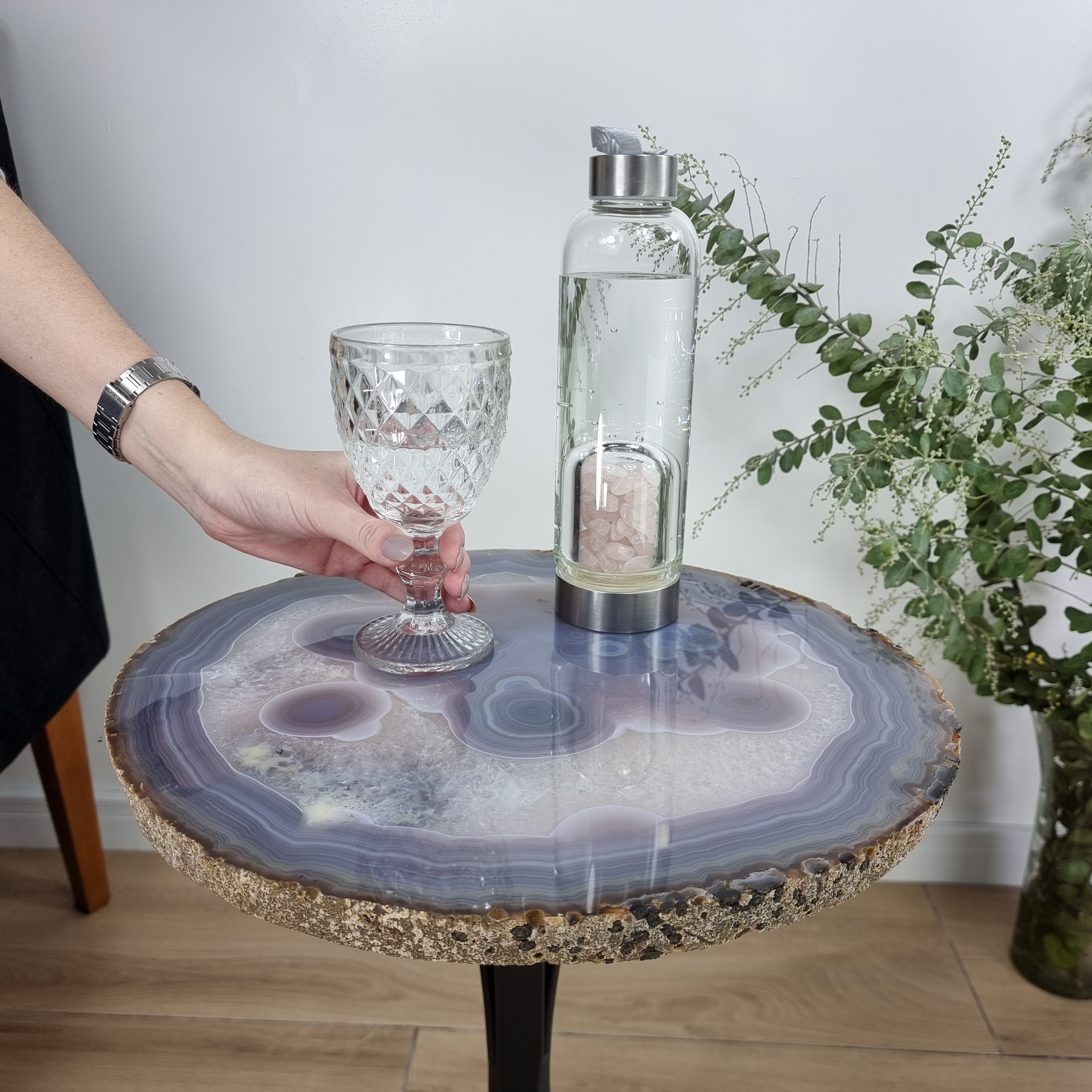 Mesa Lateral de Àgatas de Chapas GROSSAS| Base Tripé de Ferro Preta | Altura de 60 cm - Peça Artesanal BR Crystals