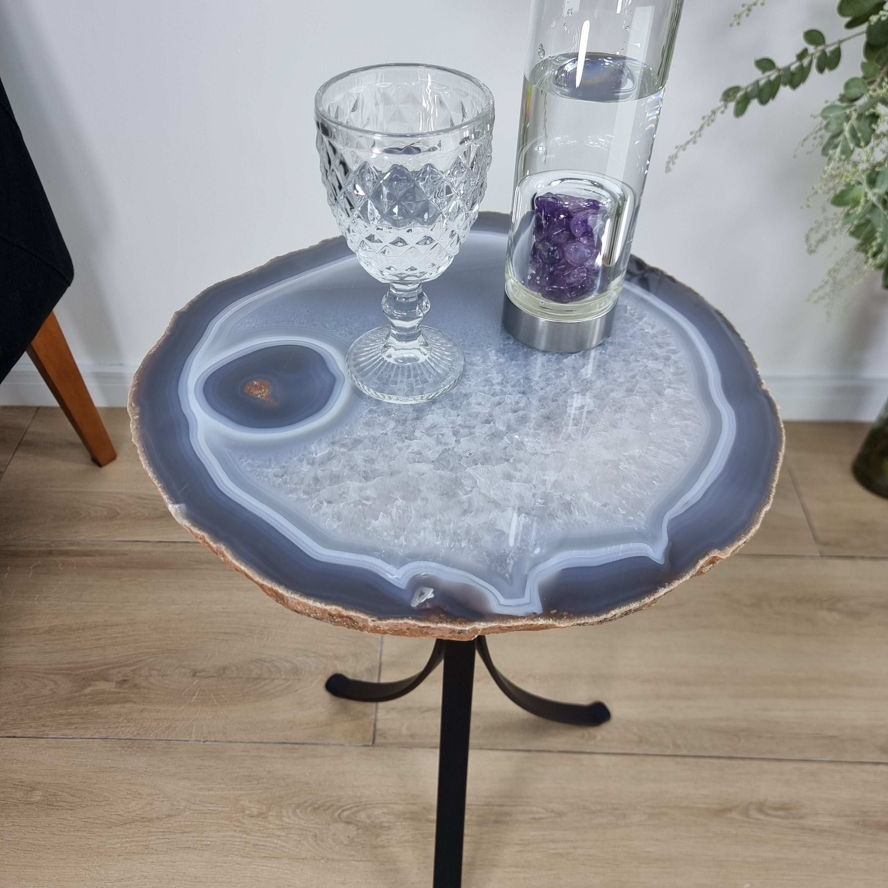 Mesa Lateral de Àgatas Chapas GROSSAS| Base Tripé de Ferro Preta | Altura de 60 cm - Peça Artesanal BR Crystals