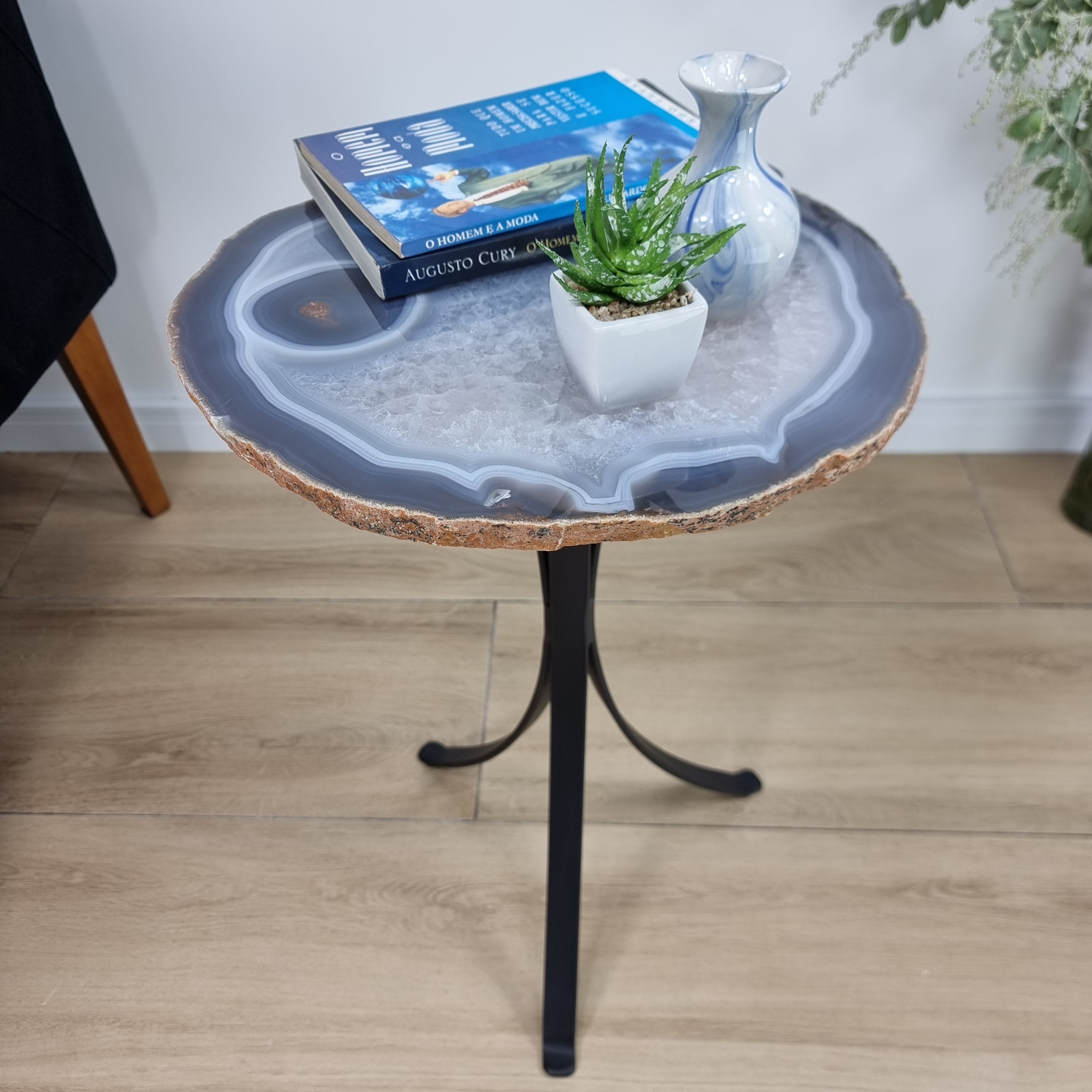 Mesa Lateral de Àgatas Chapas GROSSAS| Base Tripé de Ferro Preta | Altura de 60 cm - Peça Artesanal BR Crystals