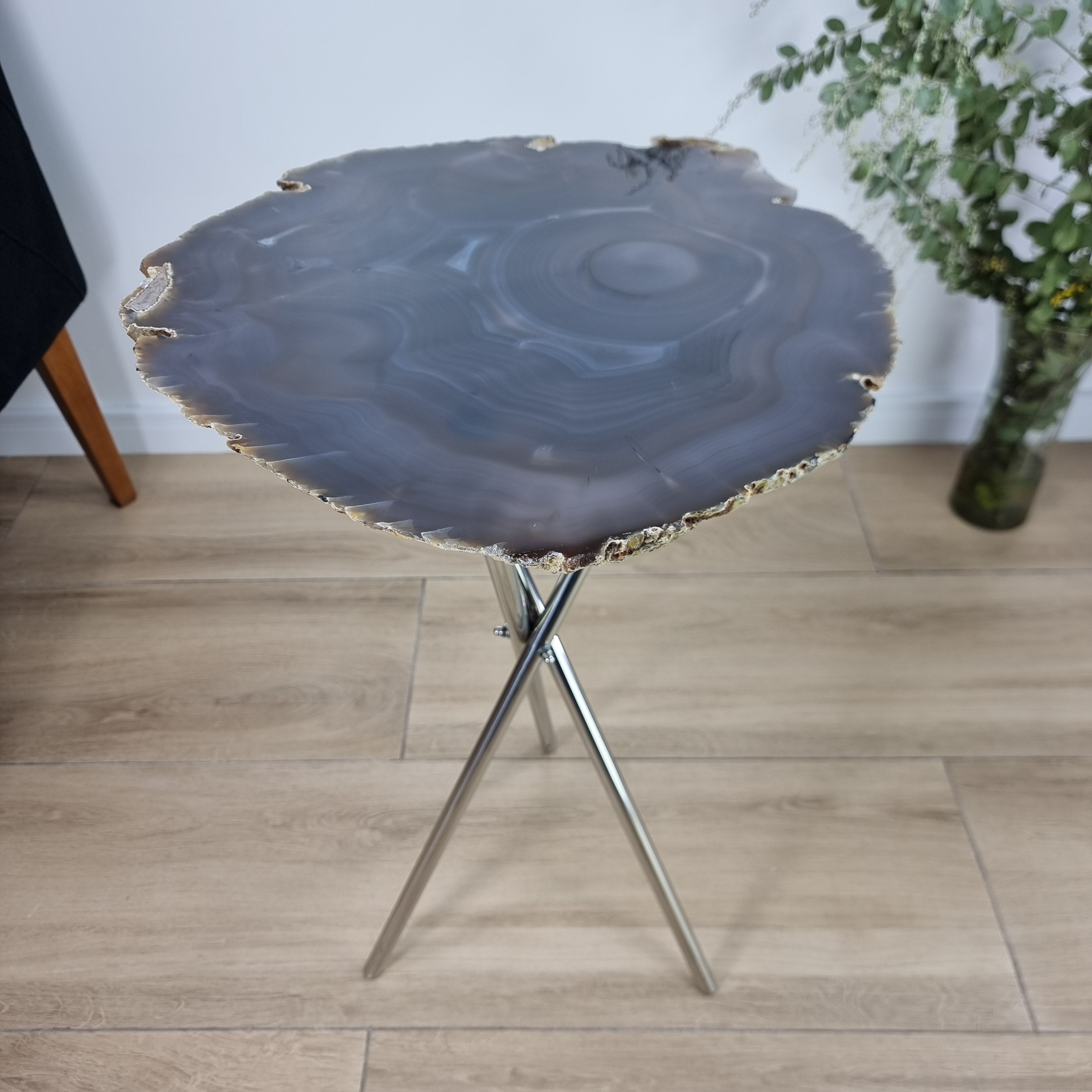 Mesa Lateral de Àgatas Preta Especiais | Base Tripé Prata | Altura de 60 cm - Peça Artesanal BR Crystals