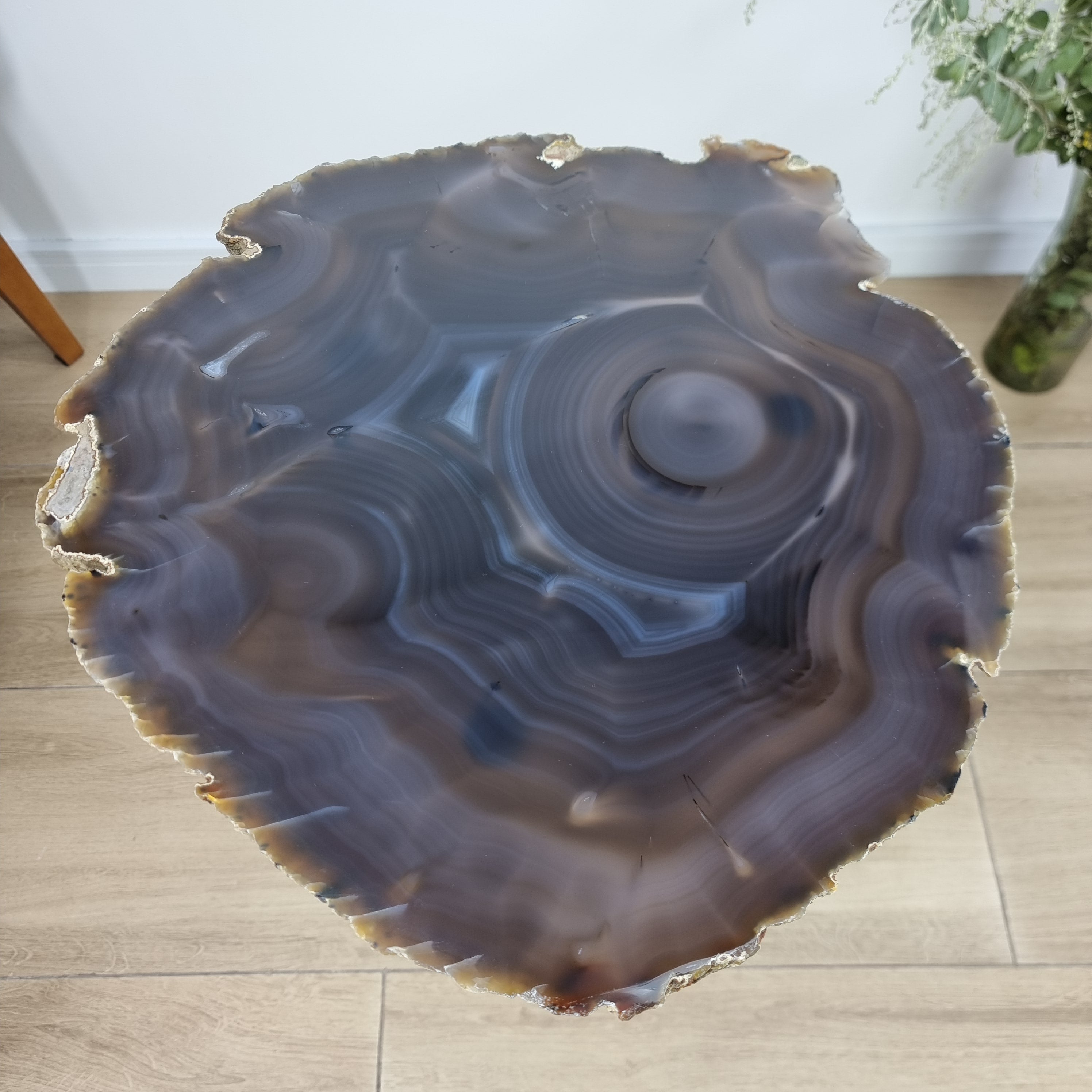 Mesa Lateral de Àgatas Preta Especiais | Base Tripé Prata | Altura de 60 cm - Peça Artesanal BR Crystals