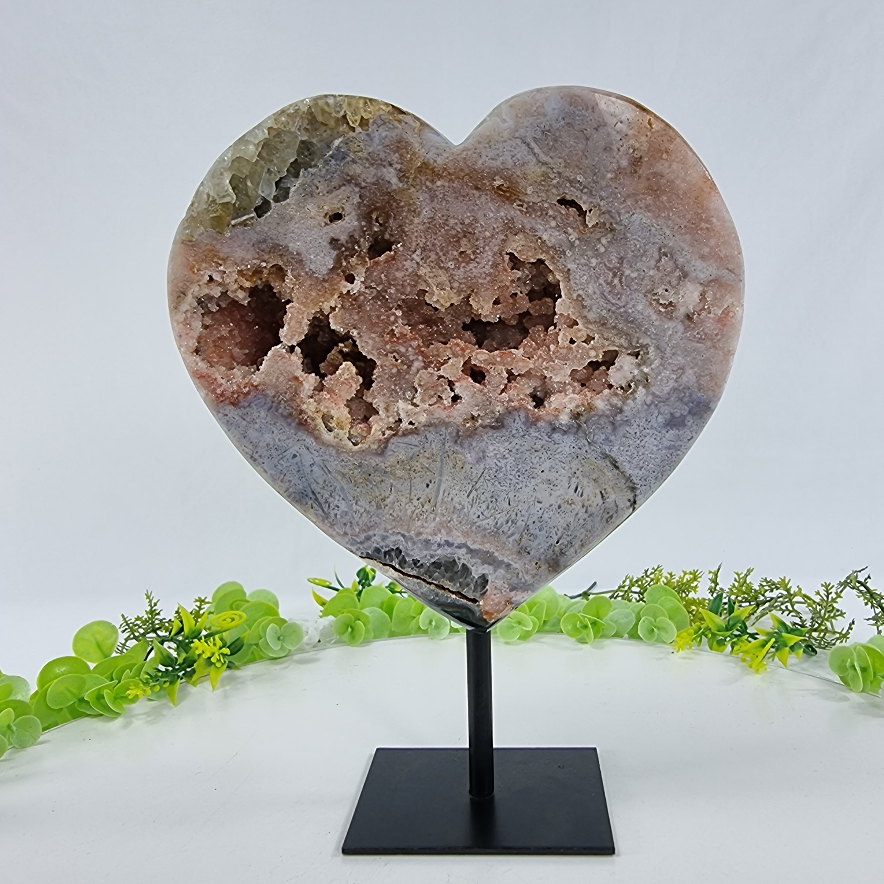 Coração de Ametista Rosa | Base de ferro Preta | Peso 2,00 kgs, Altura 22 cm | Energia, Beleza e Sofisticação