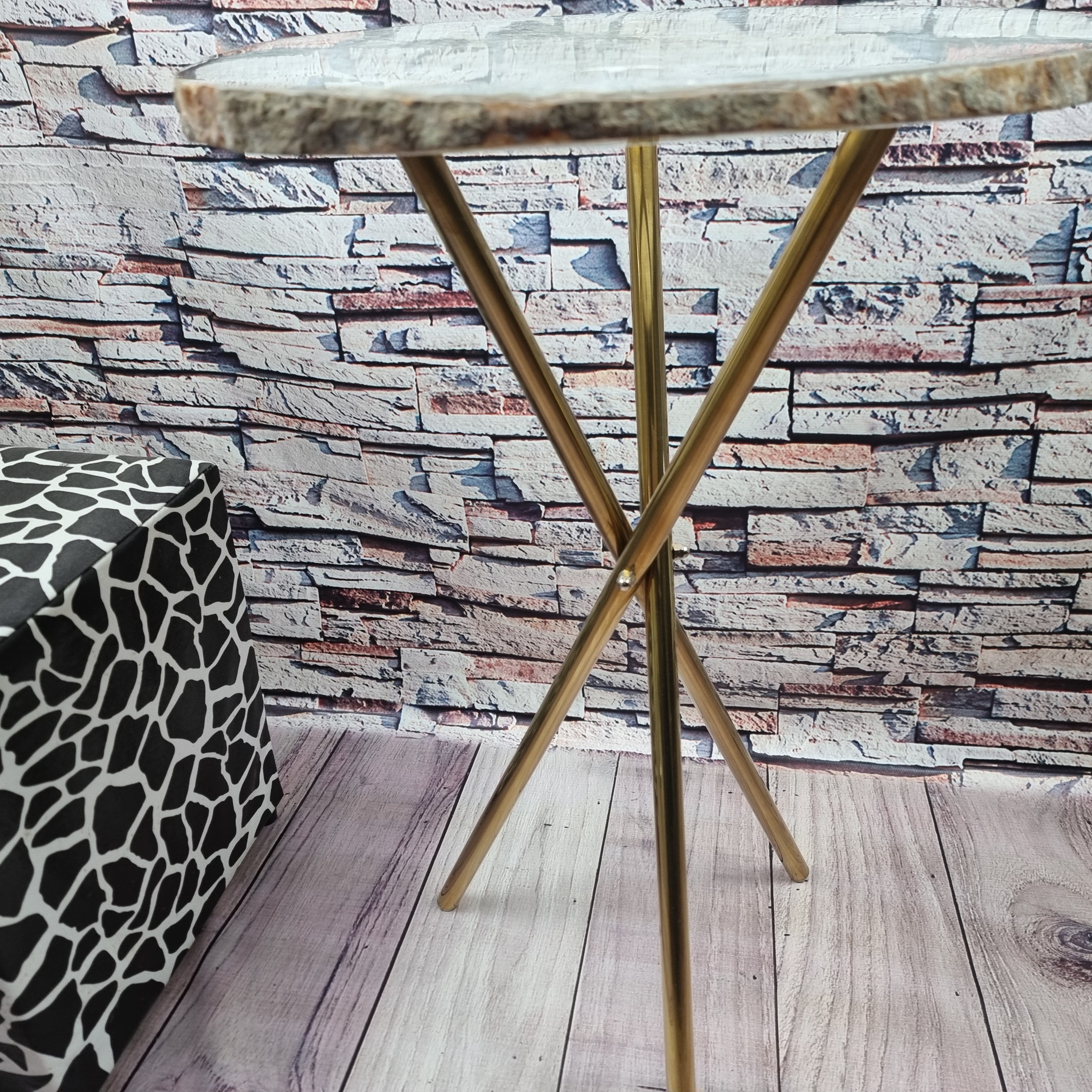 Mesa Lateral de Àgatas BRANCA Especial | Base Tripé Latão Ouro | Altura de 60 cm - Peça Artesanal BR Crystals
