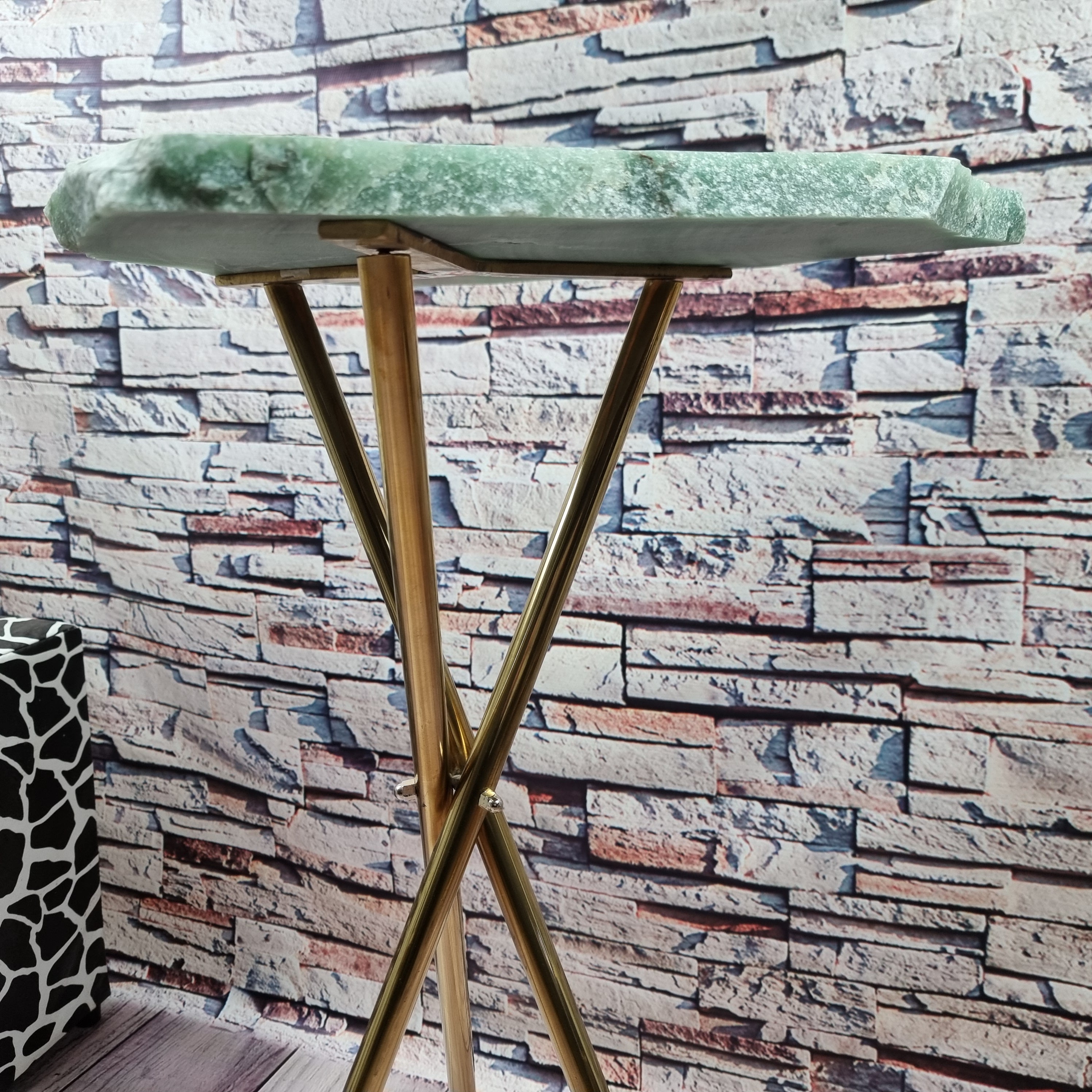 Mesa Lateral de QUARTZO VERDE Sem Banho | Base Tripé Latão Ouro | Altura de 60 cm - Peça Artesanal BR Crystals