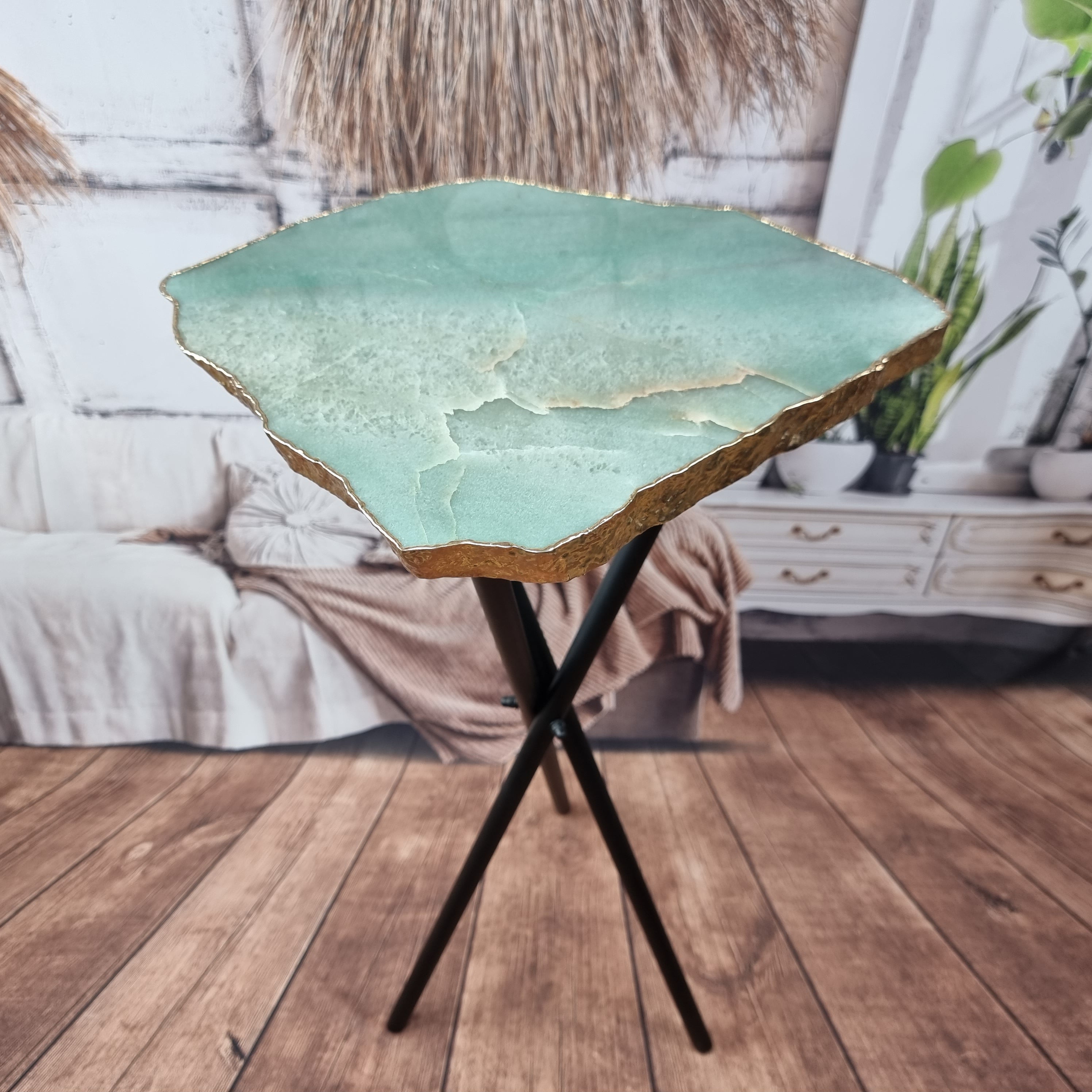 Mesa Lateral de QUARTZO VERDE Especiais | Base Tripé Latão Ouro | Altura de 60 cm - Peça Artesanal BR Crystals
