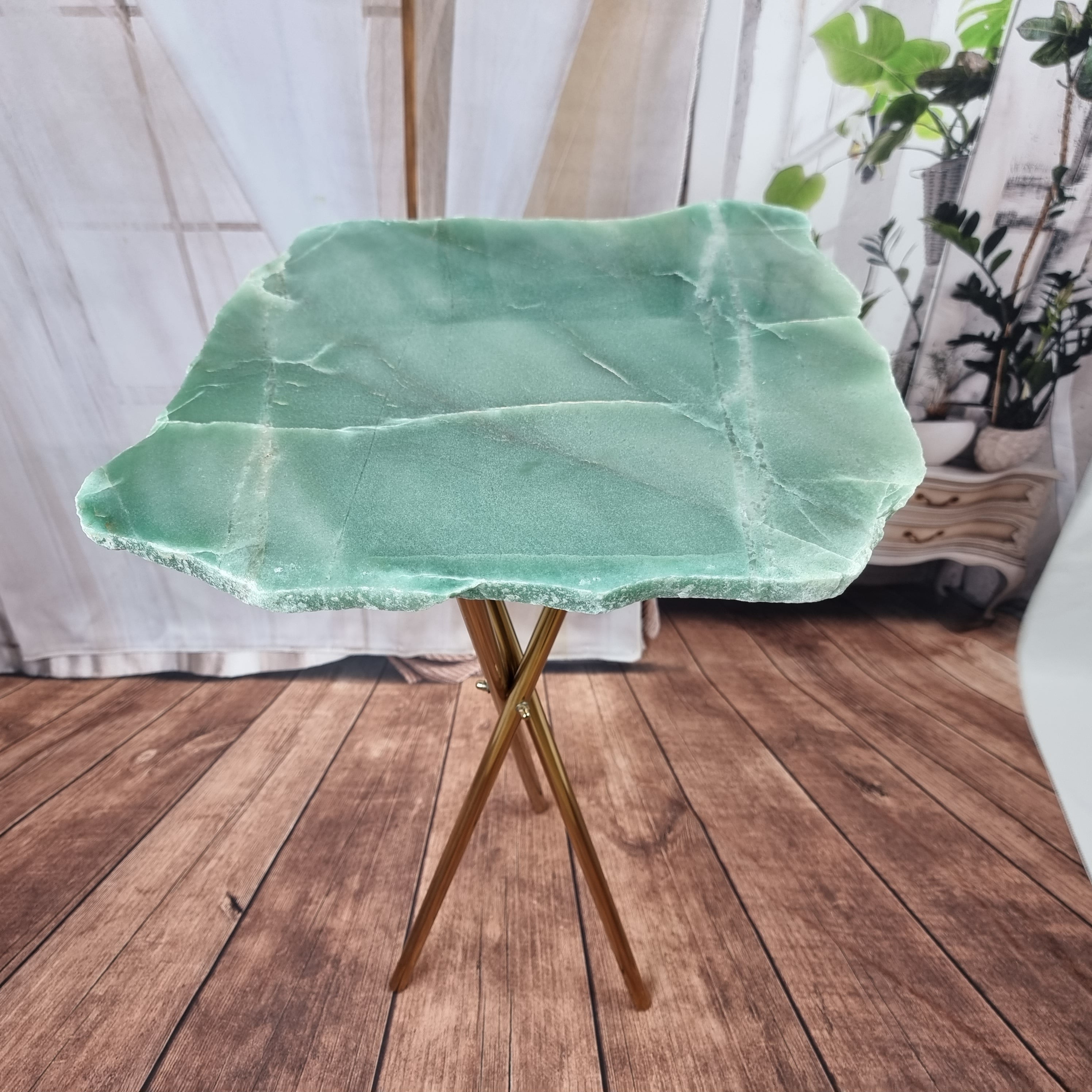 Mesa Lateral de QUARTZO VERDE Sem Banho | Base Tripé Latão Ouro | Altura de 60 cm - Peça Artesanal BR Crystals