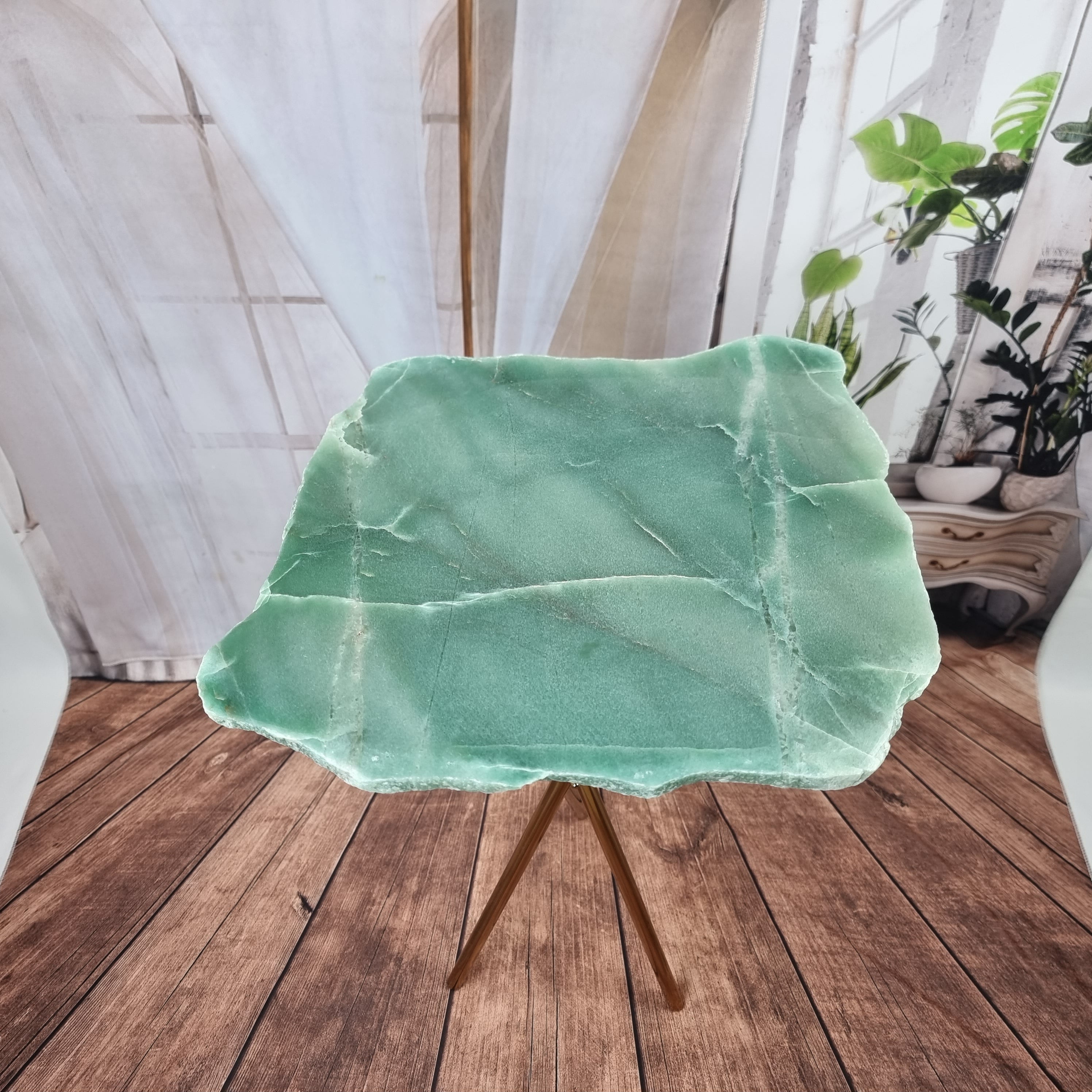 Mesa Lateral de QUARTZO VERDE Sem Banho | Base Tripé Latão Ouro | Altura de 60 cm - Peça Artesanal BR Crystals