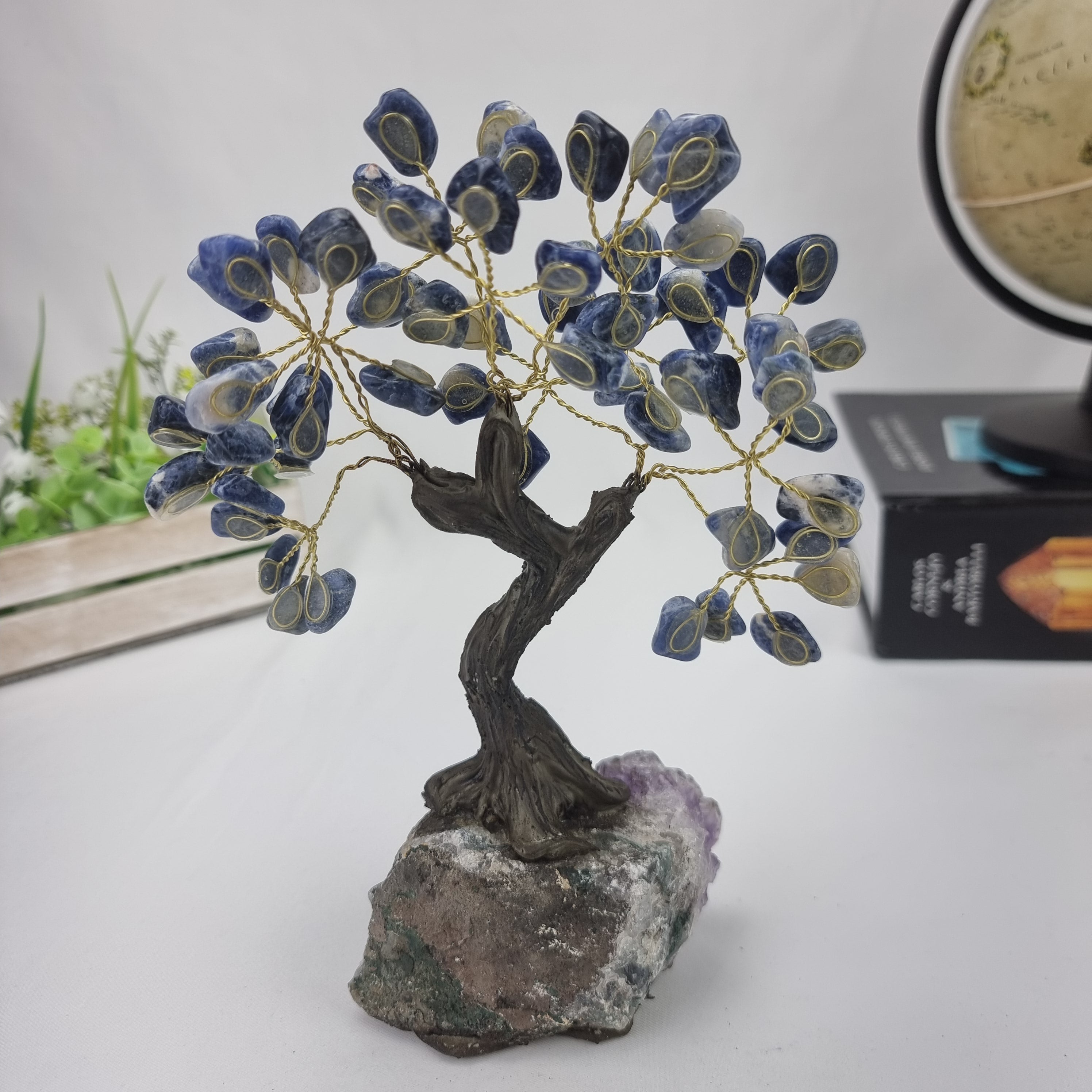 Árvore de SODALITA Natural | 60 Pedras, 12 galhos | Base de Ametista com 15 cm altura - Peça Artesanal BR Crystals