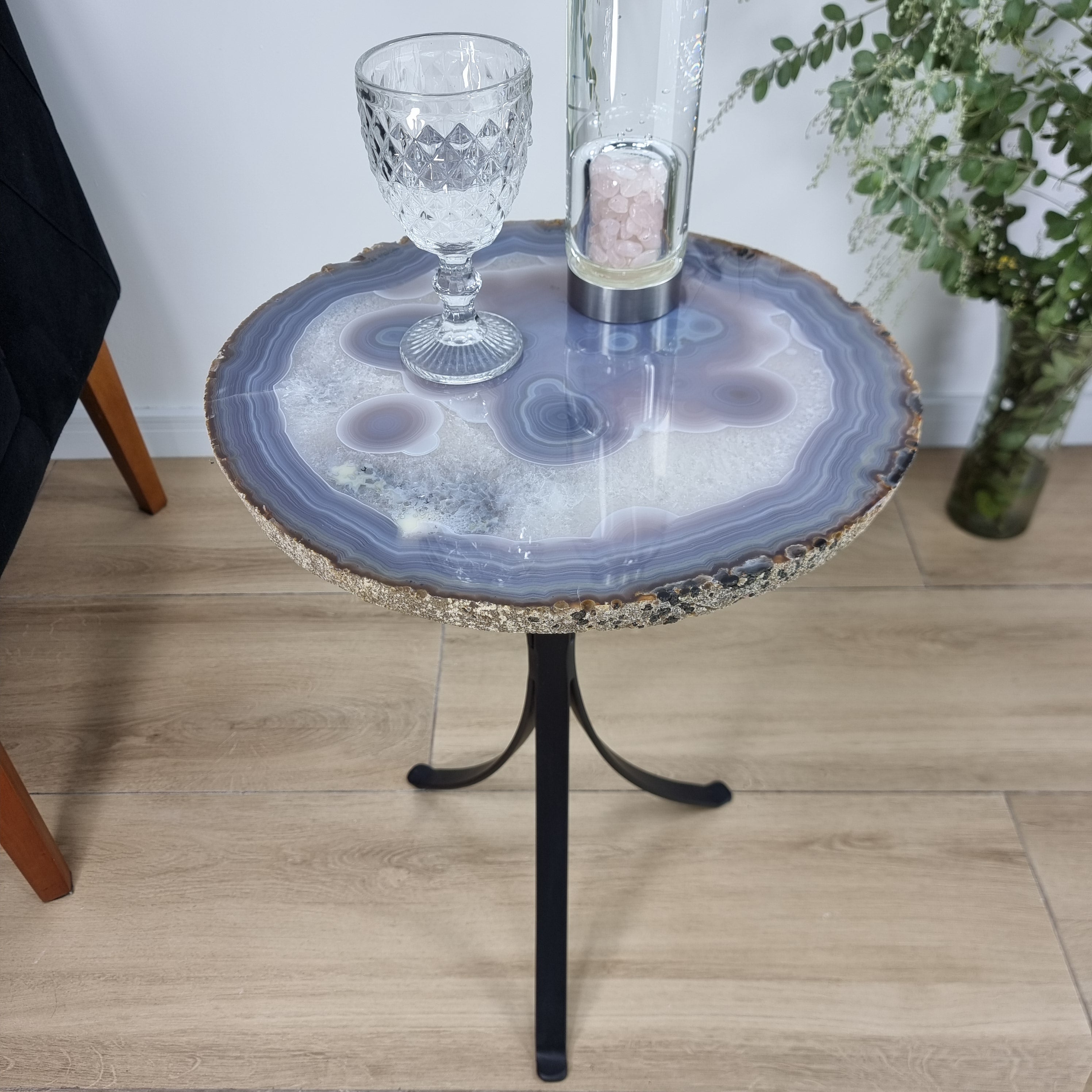 Mesa Lateral de Àgatas de Chapas GROSSAS| Base Tripé de Ferro Preta | Altura de 60 cm - Peça Artesanal BR Crystals