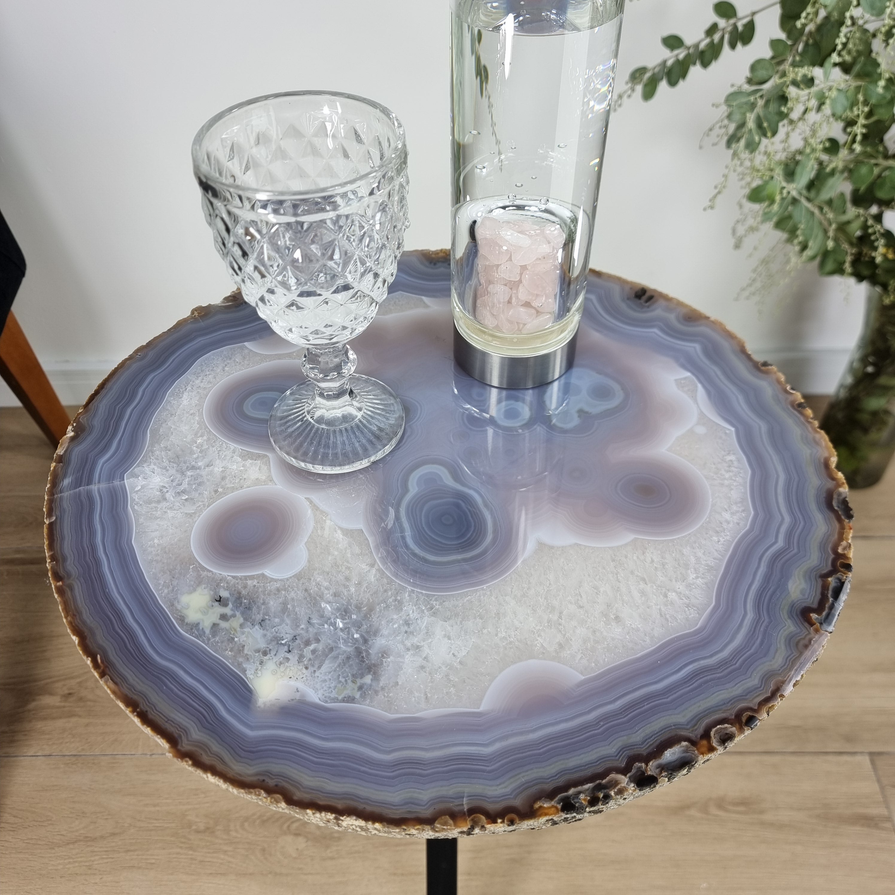 Mesa Lateral de Àgatas de Chapas GROSSAS| Base Tripé de Ferro Preta | Altura de 60 cm - Peça Artesanal BR Crystals