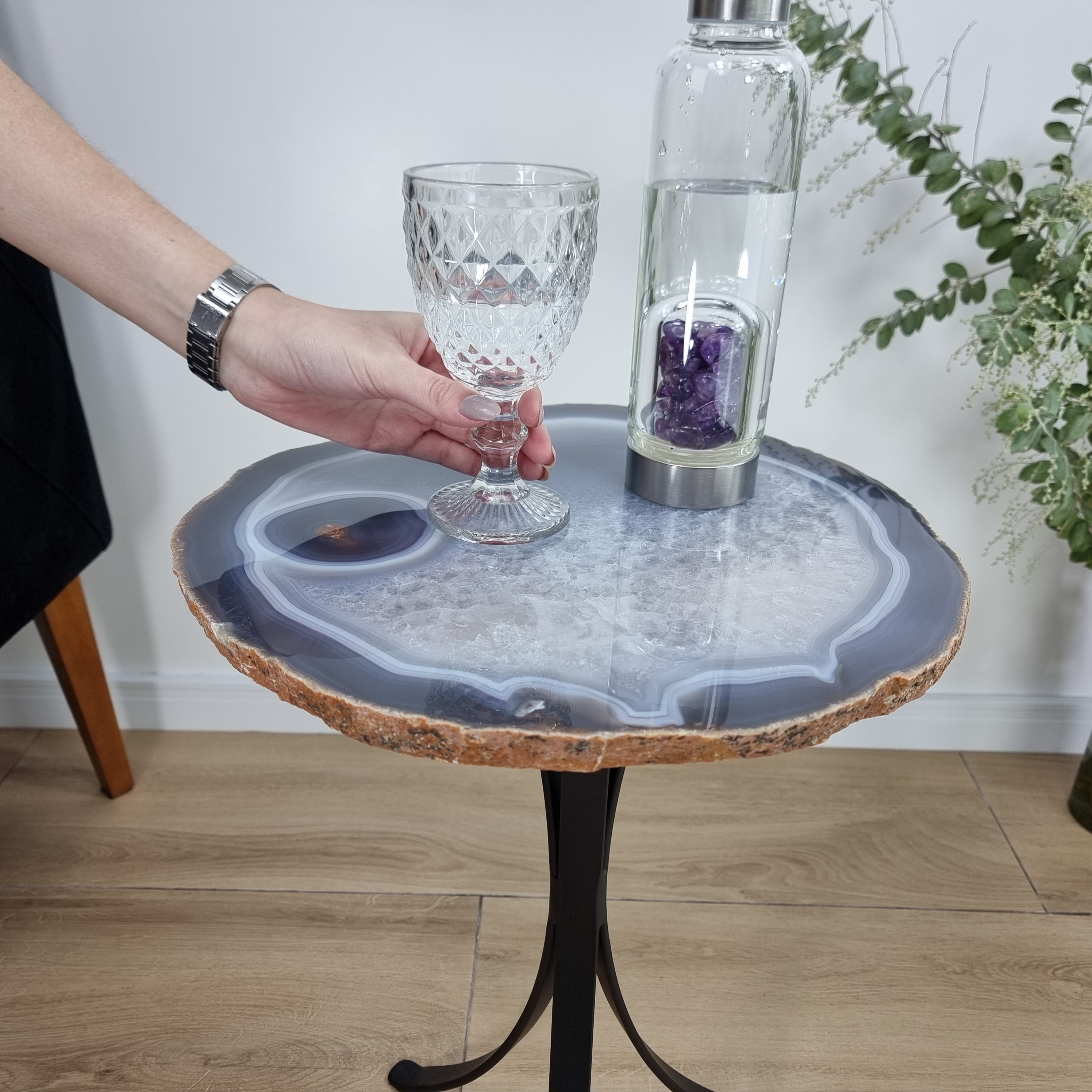 Mesa Lateral de Àgatas Chapas GROSSAS| Base Tripé de Ferro Preta | Altura de 60 cm - Peça Artesanal BR Crystals