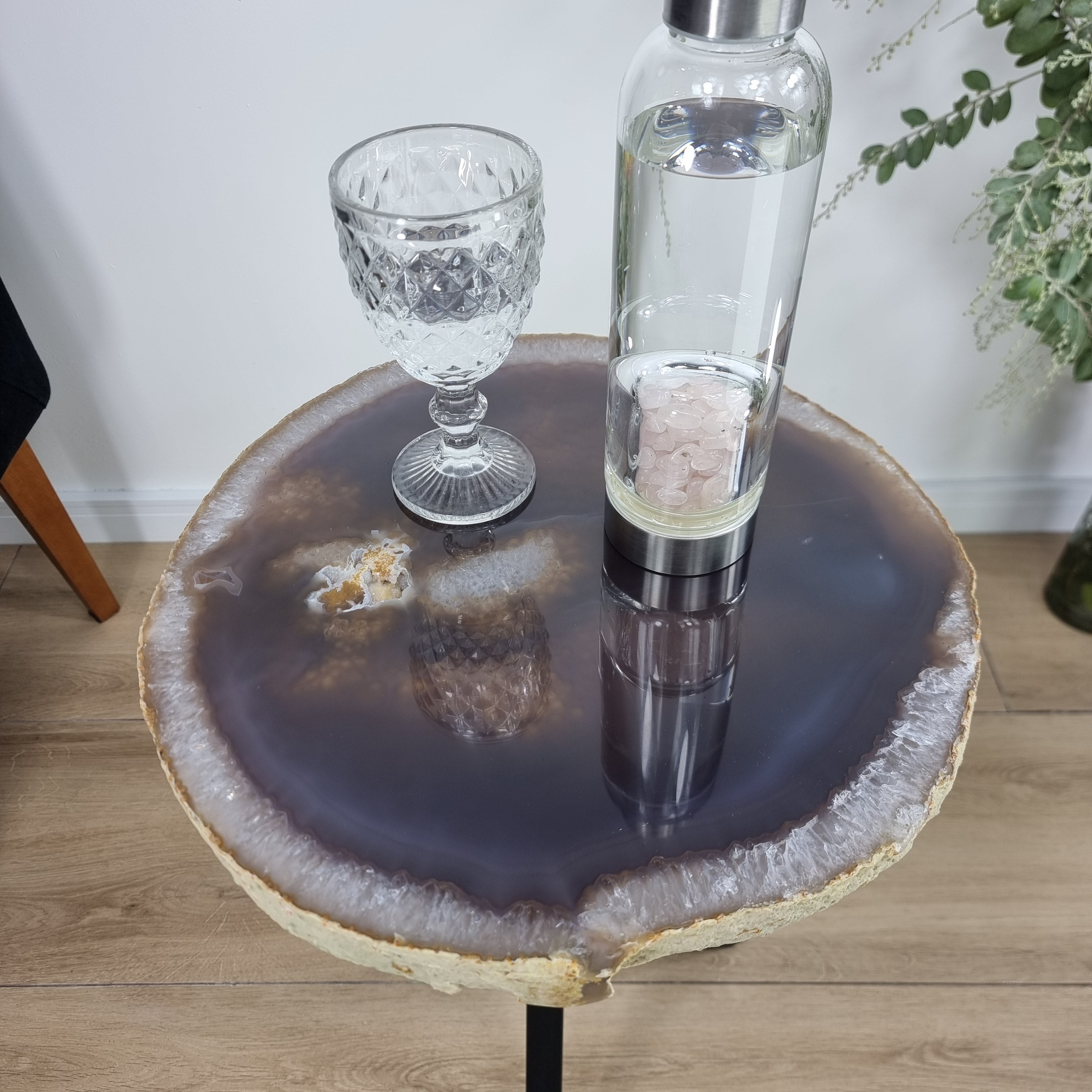 Mesa Lateral de Àgatas Naturais Chapas GROSSAS| Base Tripé de Ferro Preta | Altura de 60 cm - Peça Artesanal BR Crystals