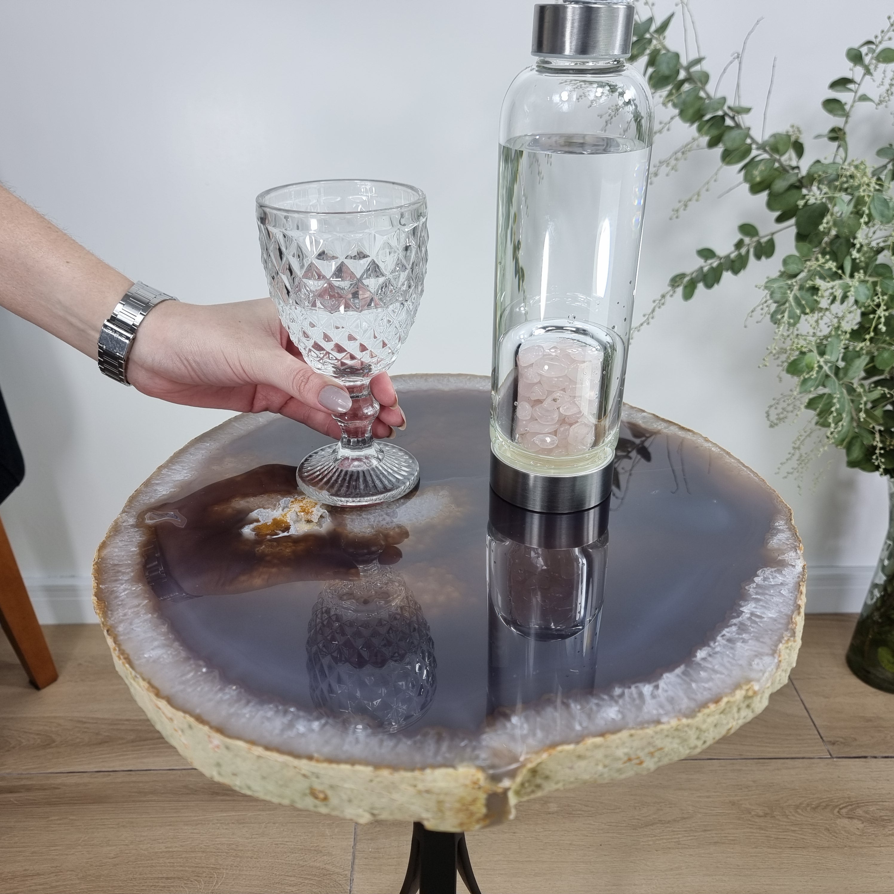 Mesa Lateral de Àgatas Naturais Chapas GROSSAS| Base Tripé de Ferro Preta | Altura de 60 cm - Peça Artesanal BR Crystals