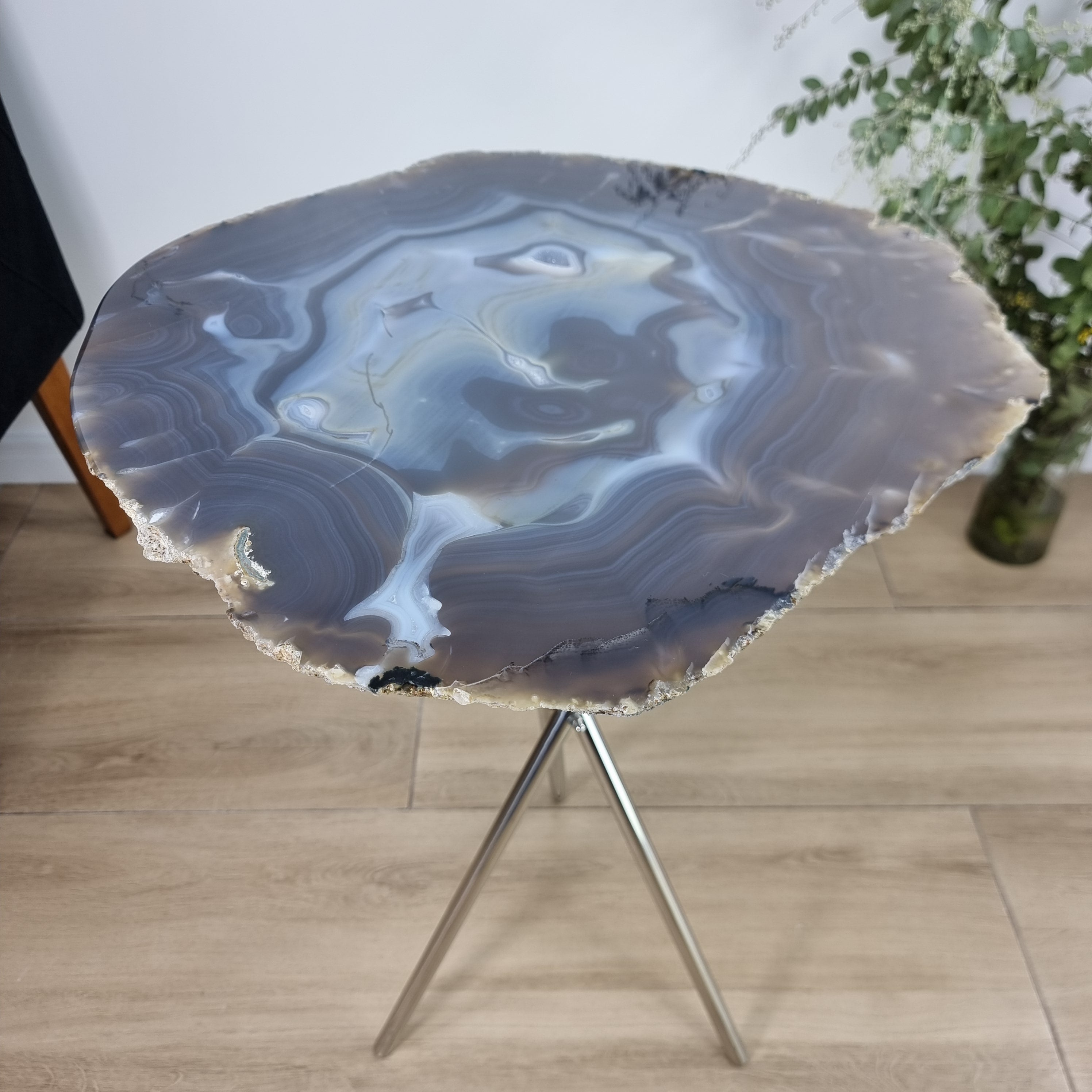 Mesa Lateral de Àgatas Preta Naturais | Base Tripé Prata | Altura de 60 cm - Peça Artesanal BR Crystals