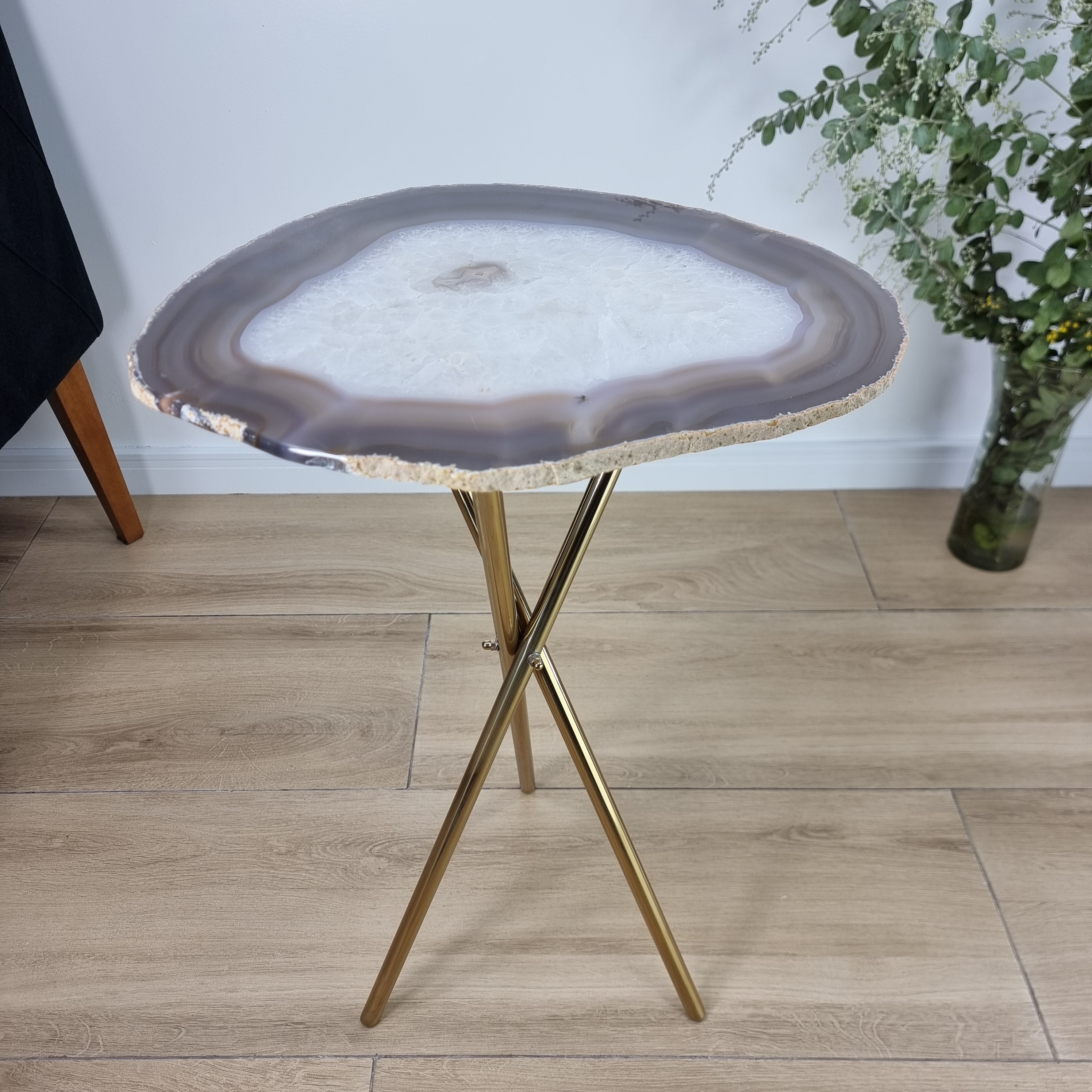 Mesa Lateral de Àgatas Brancas Especiais | Base Tripé de Latão Ouro | Altura de 60 cm - Peça Artesanal BR Crystals