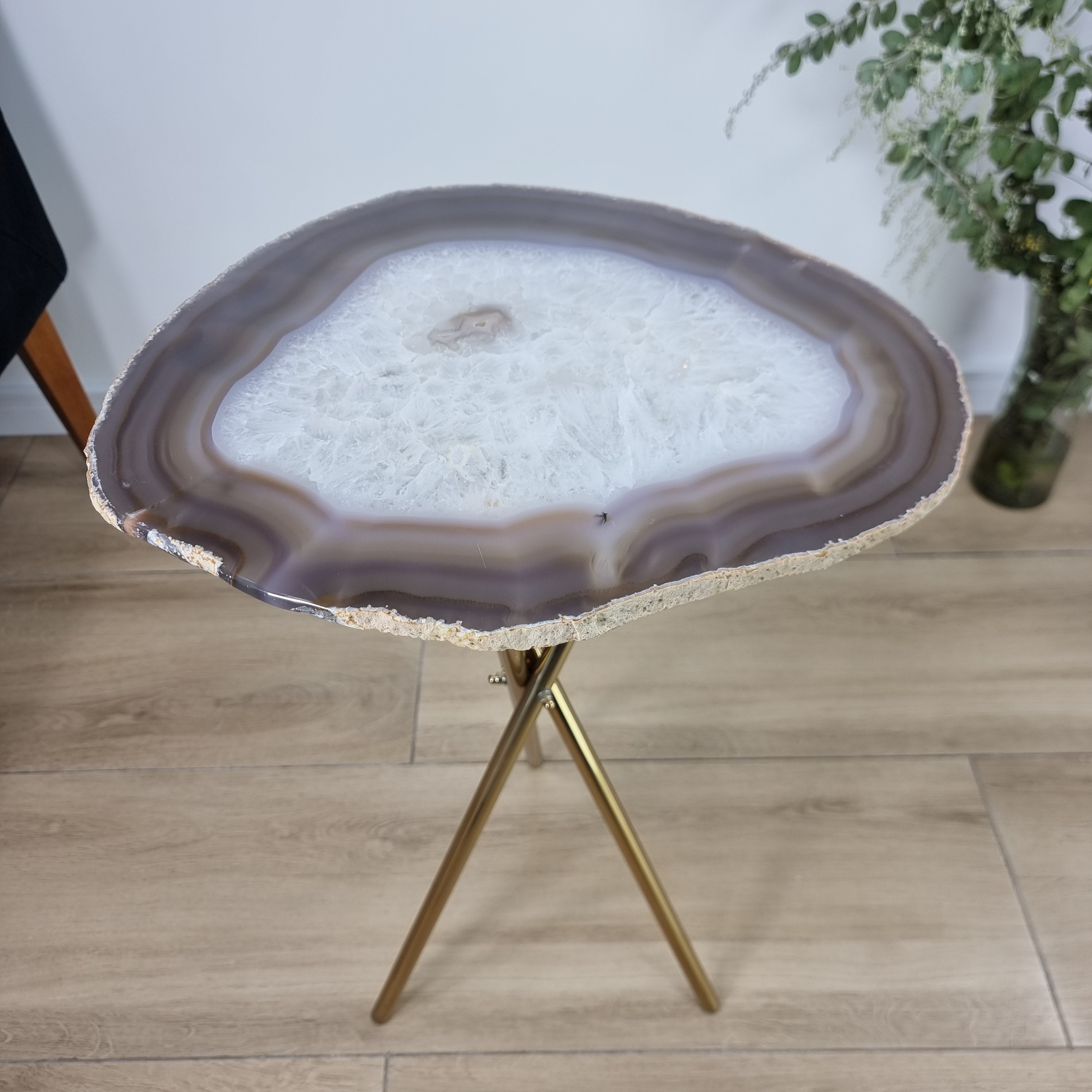 Mesa Lateral de Àgatas Brancas Especiais | Base Tripé de Latão Ouro | Altura de 60 cm - Peça Artesanal BR Crystals