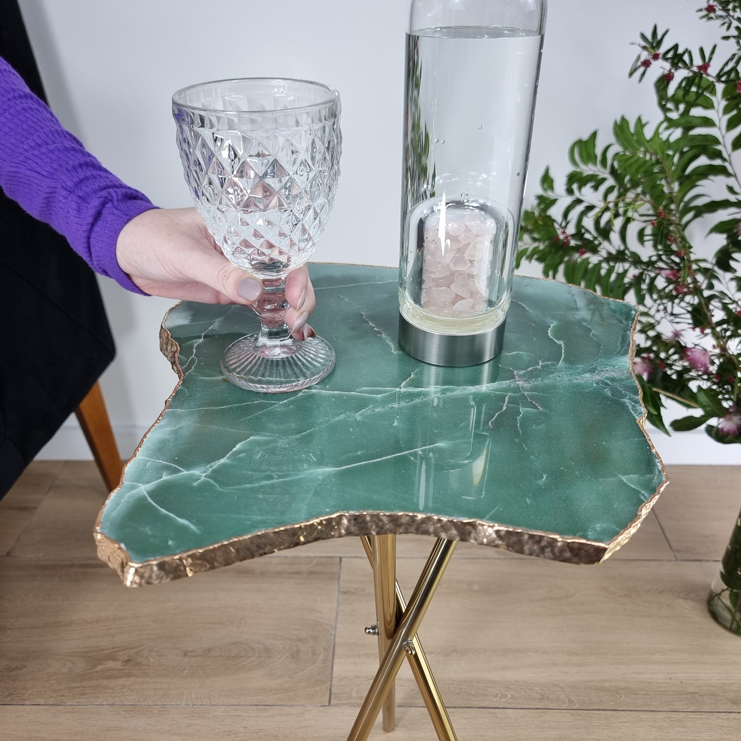 Mesa Lateral de QUARTZO VERDE Especiais | Base Tripé Latão Ouro | Altura de 60 cm - Peça Artesanal BR Crystals