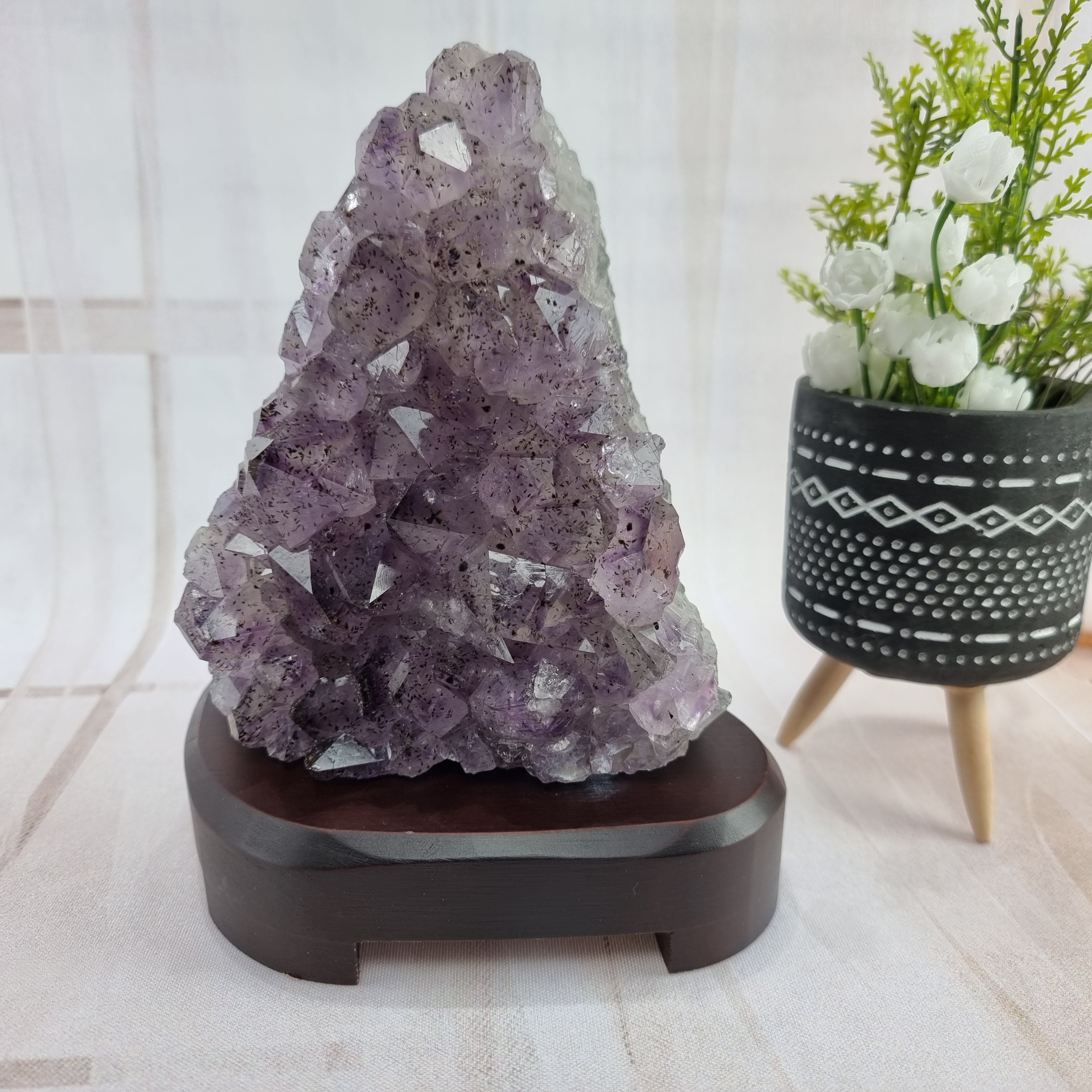 Luminária de Ametista base de Madeira e Iluminação LED altura 18 cm peso 1,8 kg