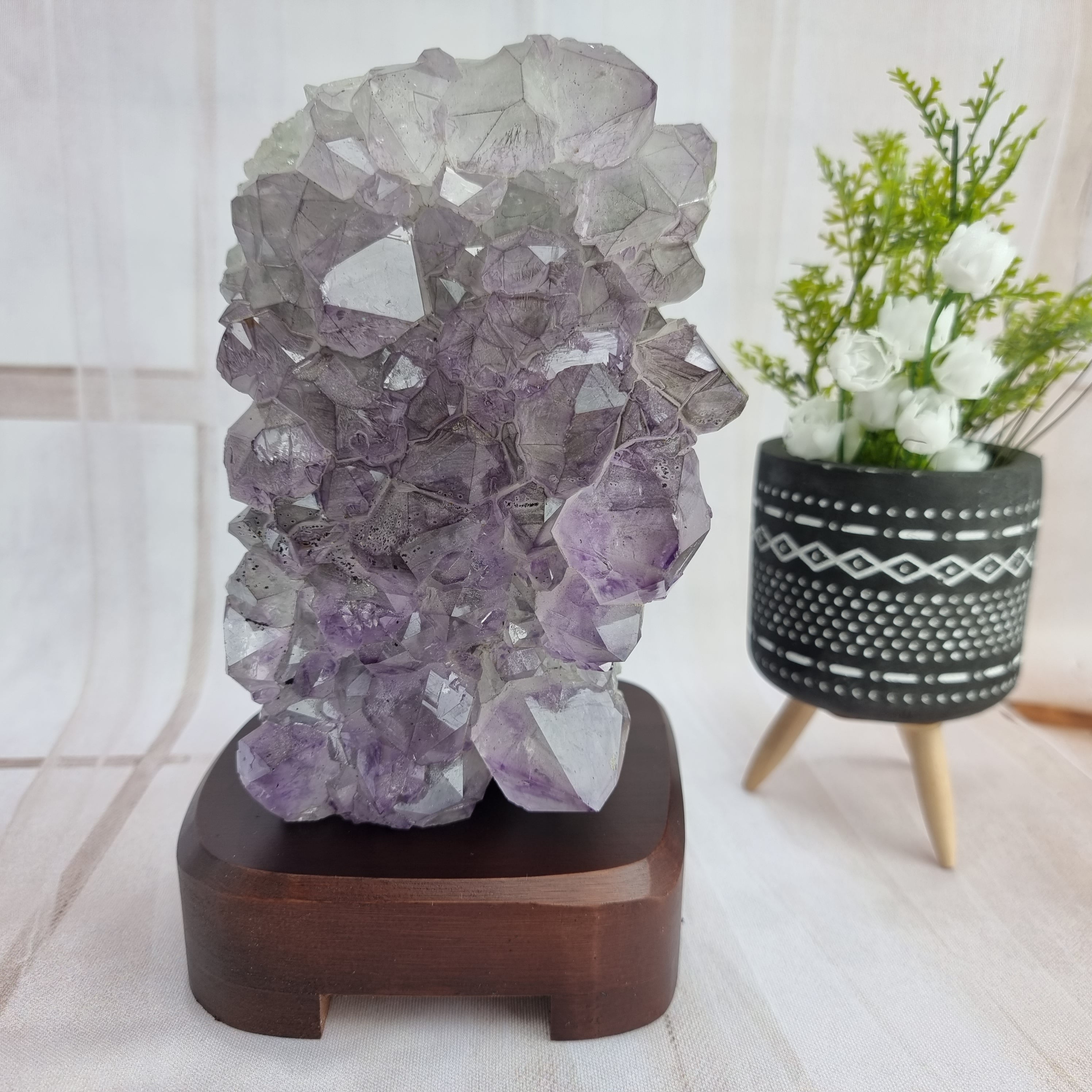Luminária de Ametista base de Madeira e Iluminação LED altura 18 cm peso 1,8 kg
