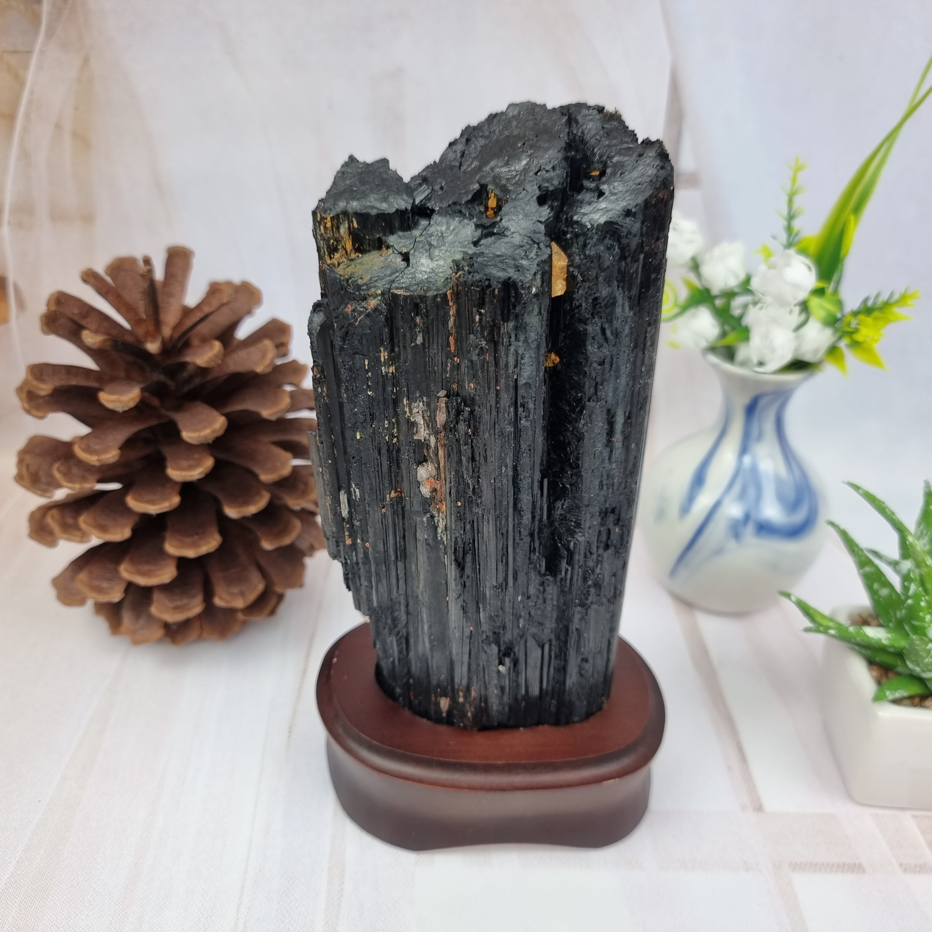 Turmalina Negra Druza Pedra da Sorte  com base de madeira altura 20 cm Peso 1,50 kg